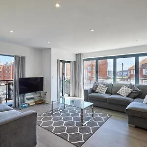 Host & - Pad Apartment Whitby